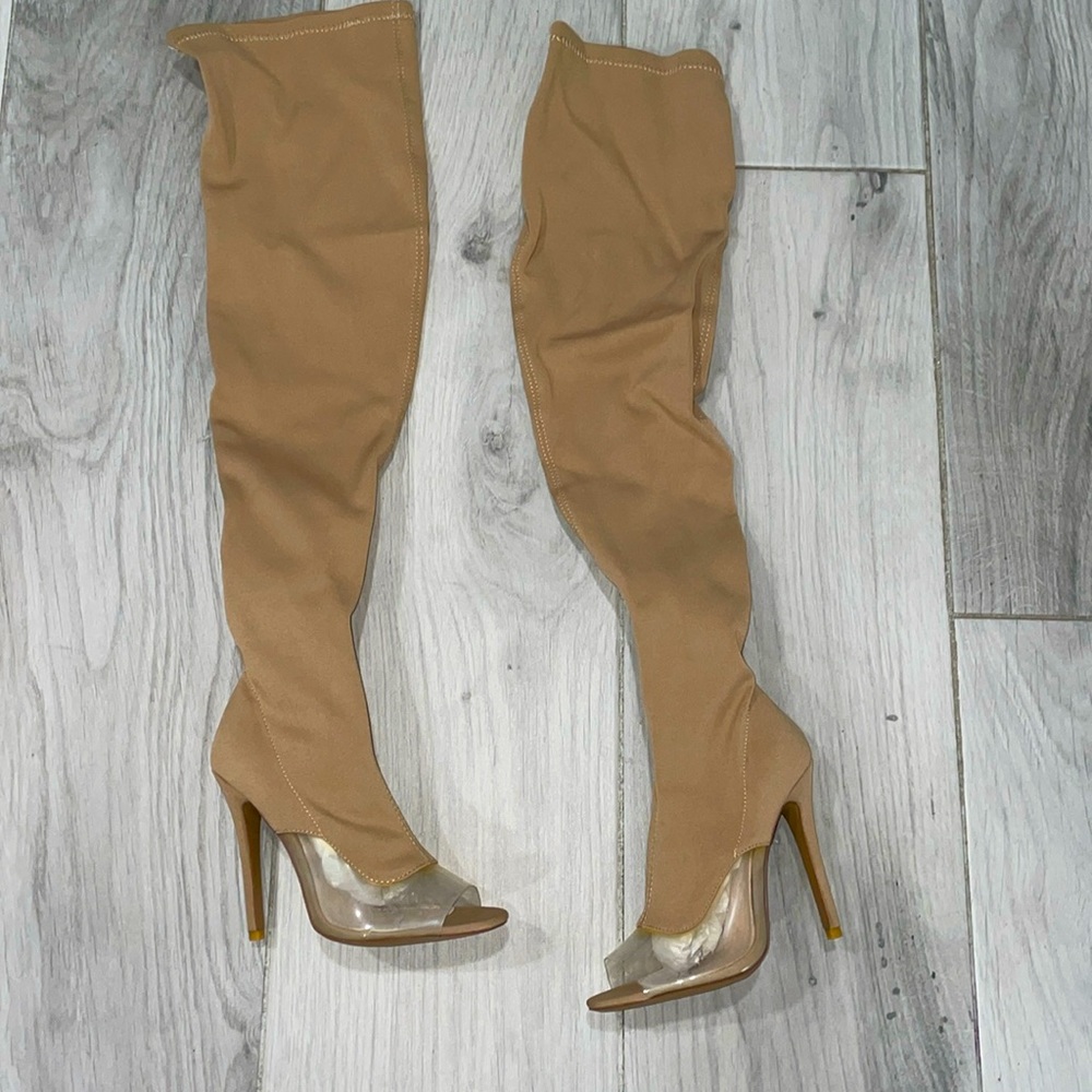 Public desire, women’s thigh,high boots